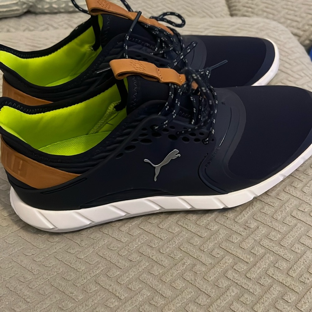 New, never worn mens puma spikeless golf shoes size 7.5